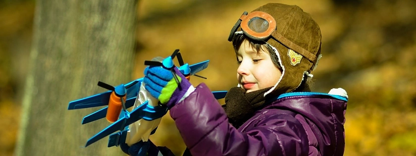 Kind mit Flugzeug