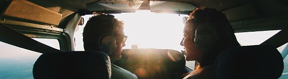 Cockpit eines Flugzeugs mit Besatzung