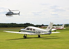 Flugzeug und Hubschrauber auf Flugplatz
