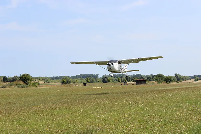 Überflug Flugzeug auf Flugplatz