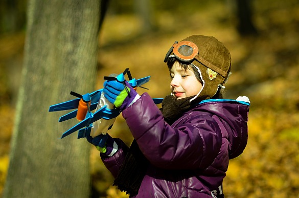 Kind mit Flugzeug 
˜ Bildnachweis: N-region