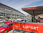 Tram vor dem Terminal