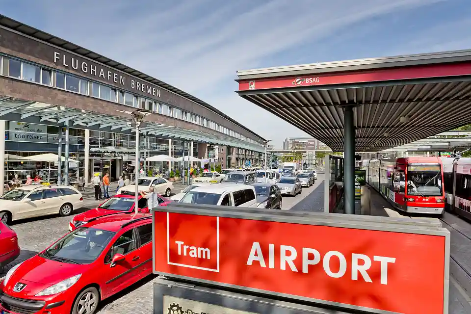 Tram vor dem Terminal