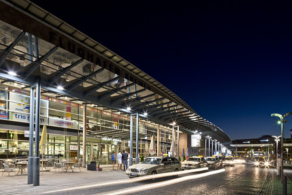 Terminal bei Nacht