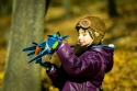 Kind mit Spielzeugflugzeug