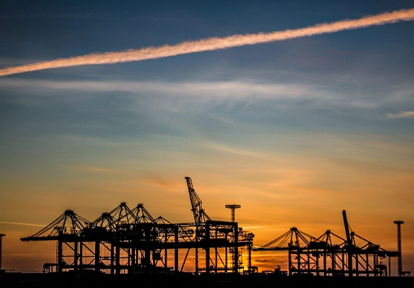 Der Hafen in Bremerhaven bei Dämmerung