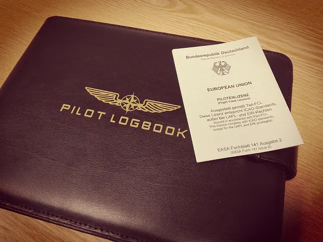 Pilotenlizenz auf Flugbuchmappe