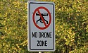 Schild mit durchgestrichener Drohne und Aufdruck No Drone Zone