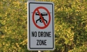 Schild mit durchgestrichener Drohne und Aufdruck No Drone Zone